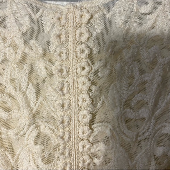 Capri Sioni Embroidered Mesh Tank L with Slit Halfway Up the Back Beige Large - Picture 2 of 13